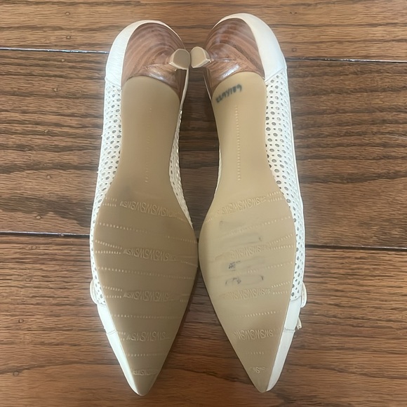 Stuart Weitzman Ivory Kitten Heel Lazer Cut Size 6 New With Tag - Picture 4 of 7